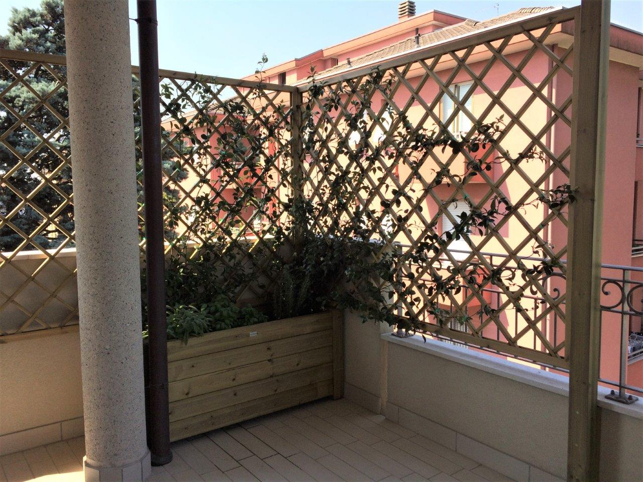 Grigliati in legno per balcone - Grigliati per giardino - Griglie per il  balcone in legno
